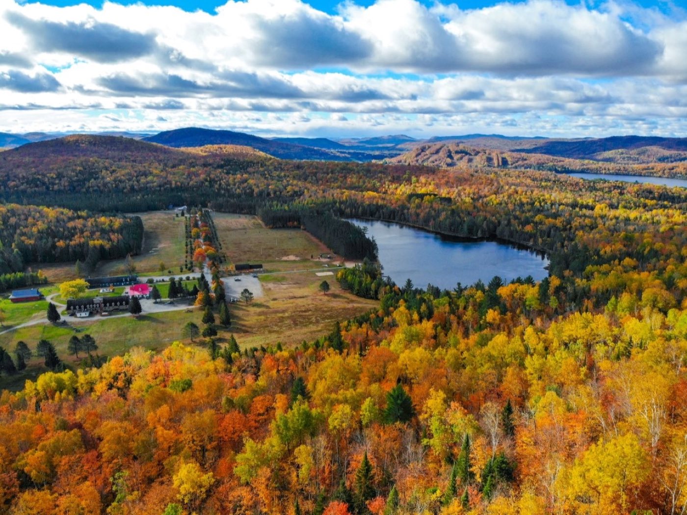 Lac et forêt des Laurentides aux couleurs d'automne, vus des hauteurs